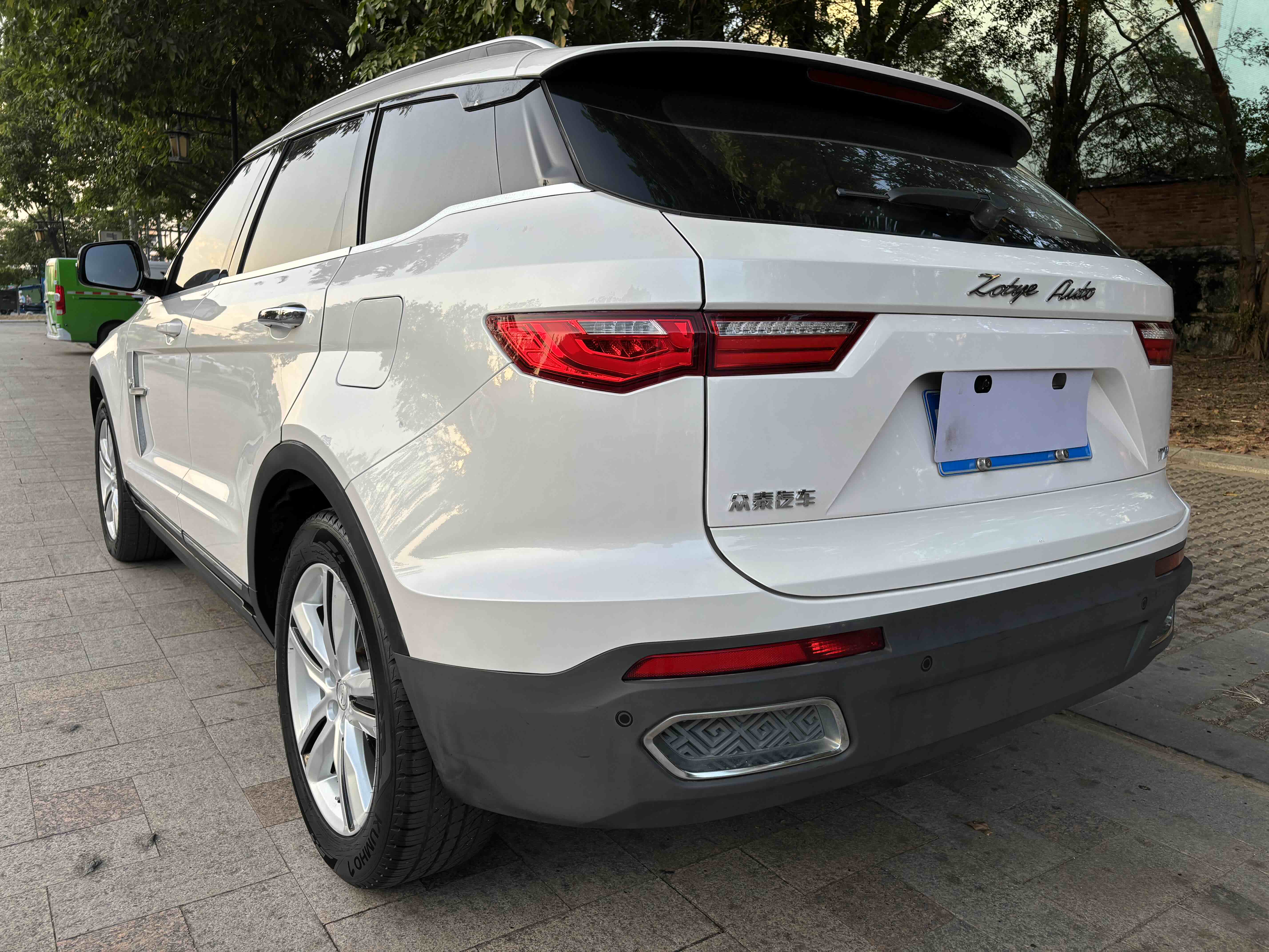 Car image 3