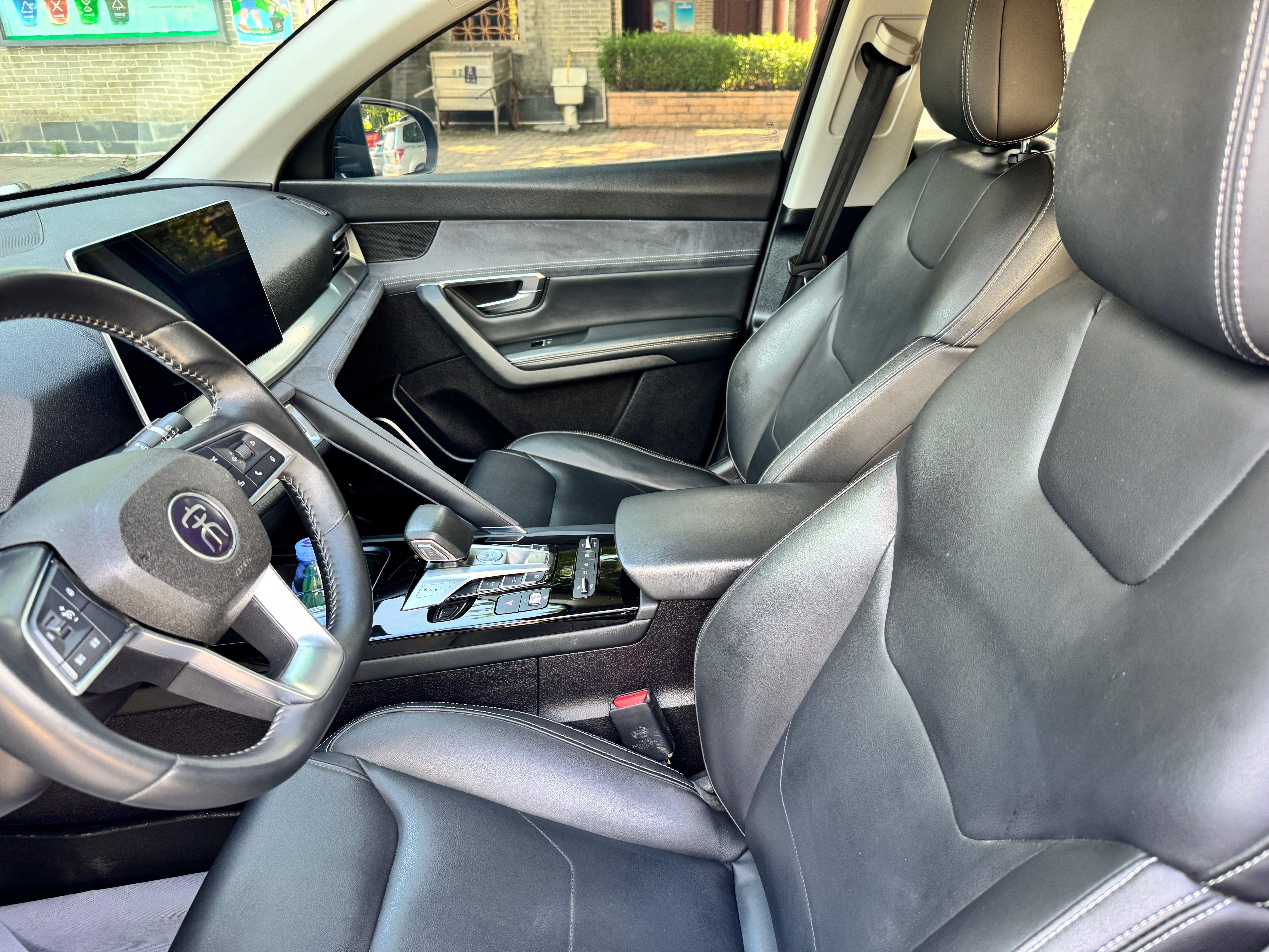 Car image 9